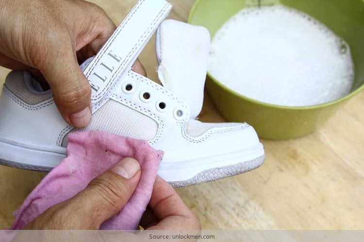 how to wash a white sneakers