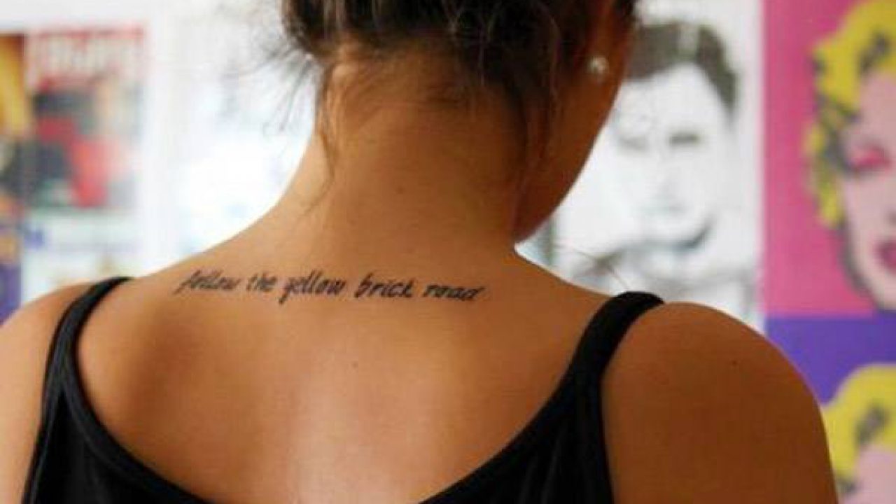 татуировка на плече для девушек надписи