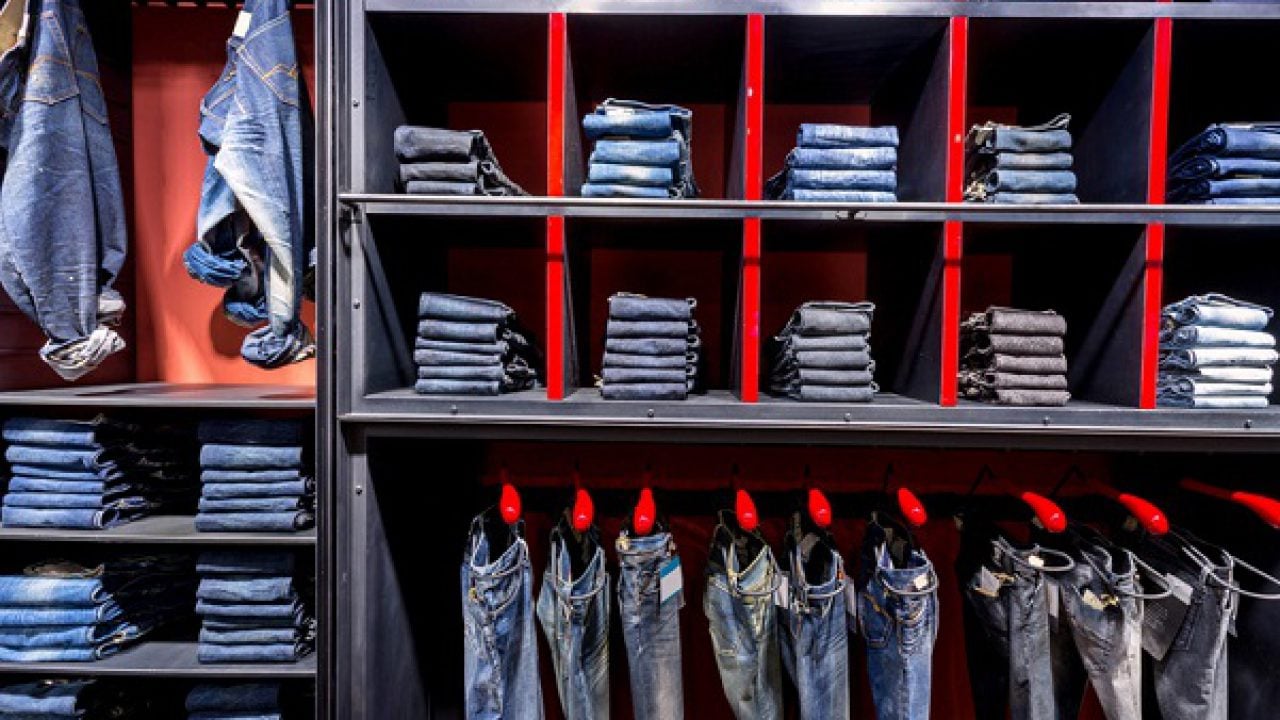 Как развесить джинсы в магазине