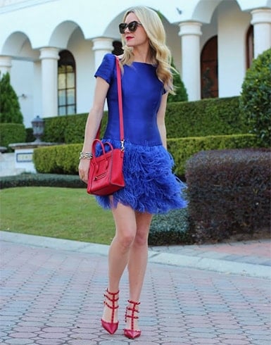 Royalblaues Kleid mit roten Schuhen